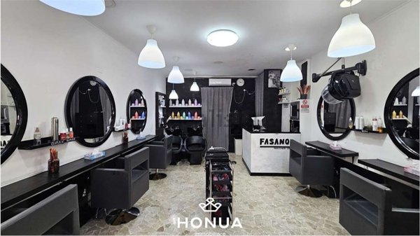 locale commerciale in vendita a Napoli in zona Arenella