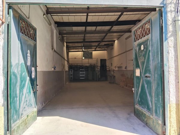 locale commerciale in vendita a Napoli in zona Bagnoli
