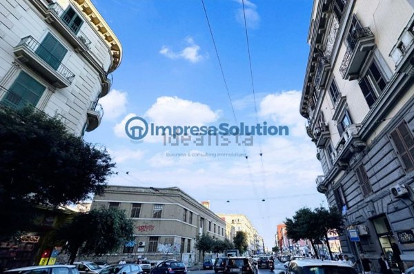 locale commerciale in vendita a Napoli in zona Pendino / San Giuseppe