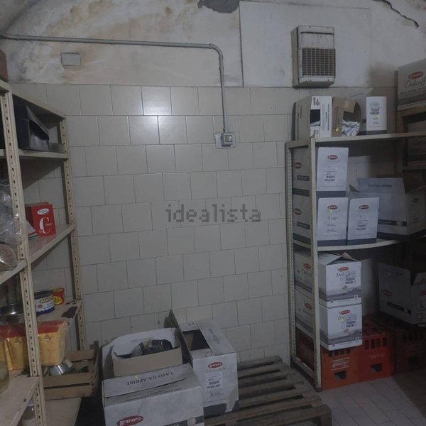 locale commerciale in vendita a Napoli