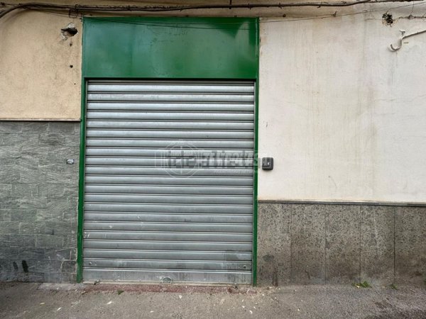 locale commerciale in vendita a Napoli in zona Bagnoli