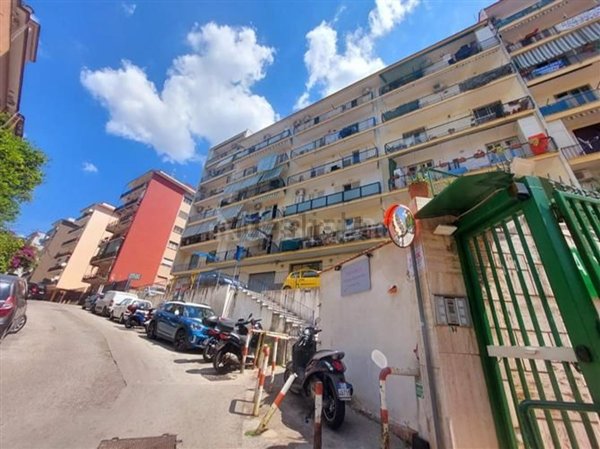 locale commerciale in vendita a Napoli in zona Fuorigrotta