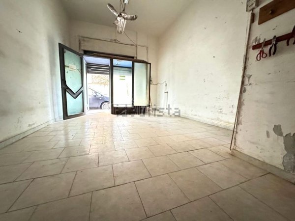 locale commerciale in vendita a Napoli in zona Fuorigrotta