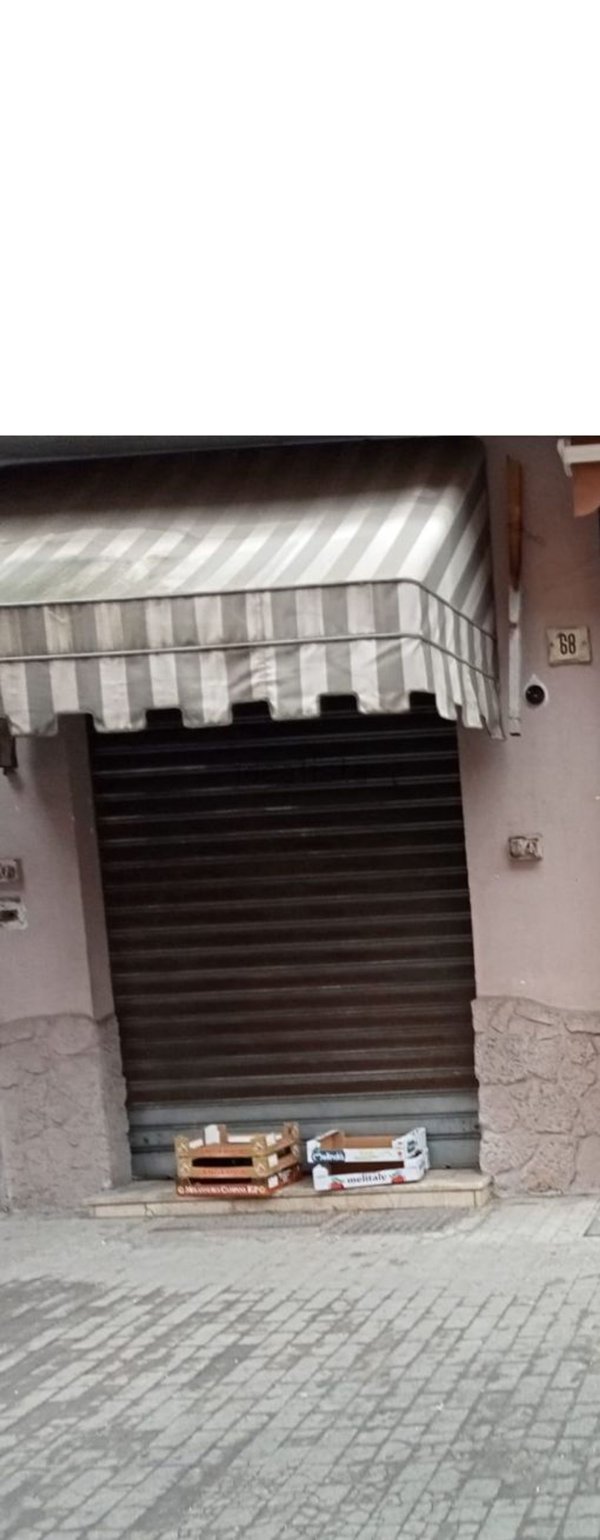locale commerciale in vendita a Napoli in zona Vicaria
