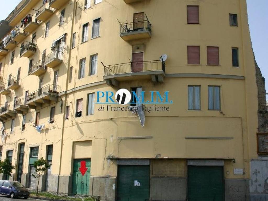 negozio in vendita a Napoli in zona Zona Industriale-Ferrovia