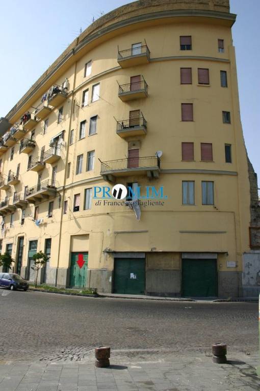 negozio in vendita a Napoli in zona Zona Industriale-Ferrovia