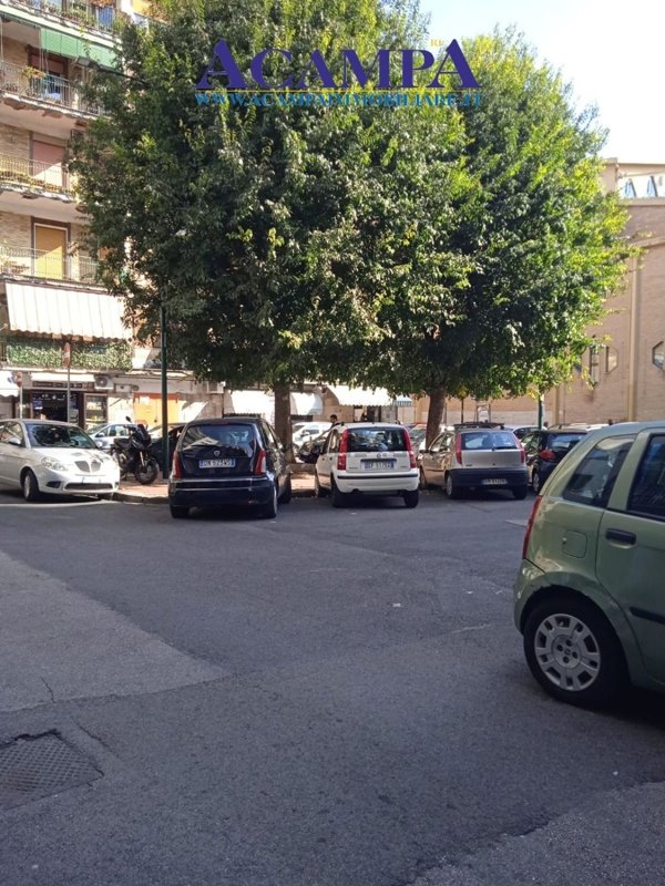 locale commerciale in vendita a Napoli in zona Secondigliano