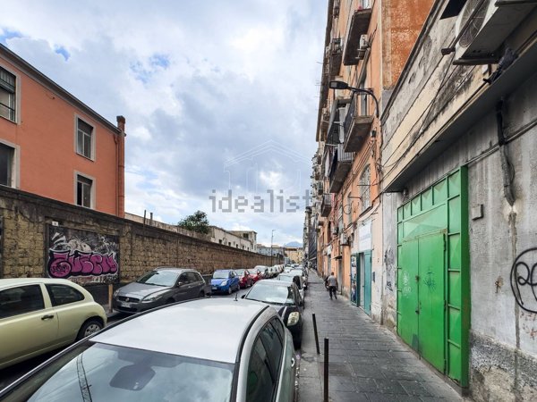 locale commerciale in vendita a Napoli in zona Mercato