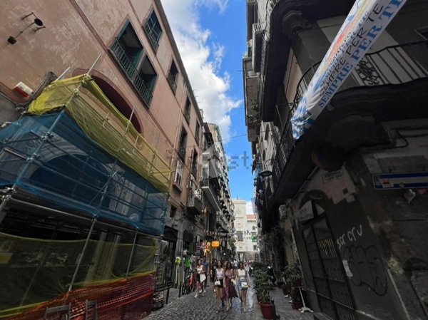 locale commerciale in vendita a Napoli in zona Pendino / San Giuseppe