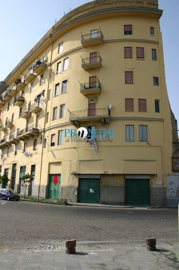 locale commerciale in vendita a Napoli in zona Zona Industriale-Ferrovia
