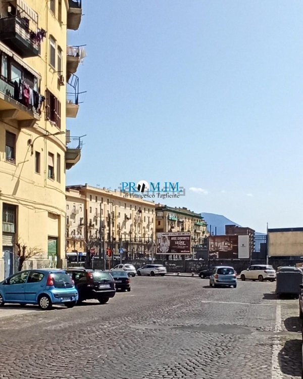 locale commerciale in vendita a Napoli in zona Zona Industriale-Ferrovia