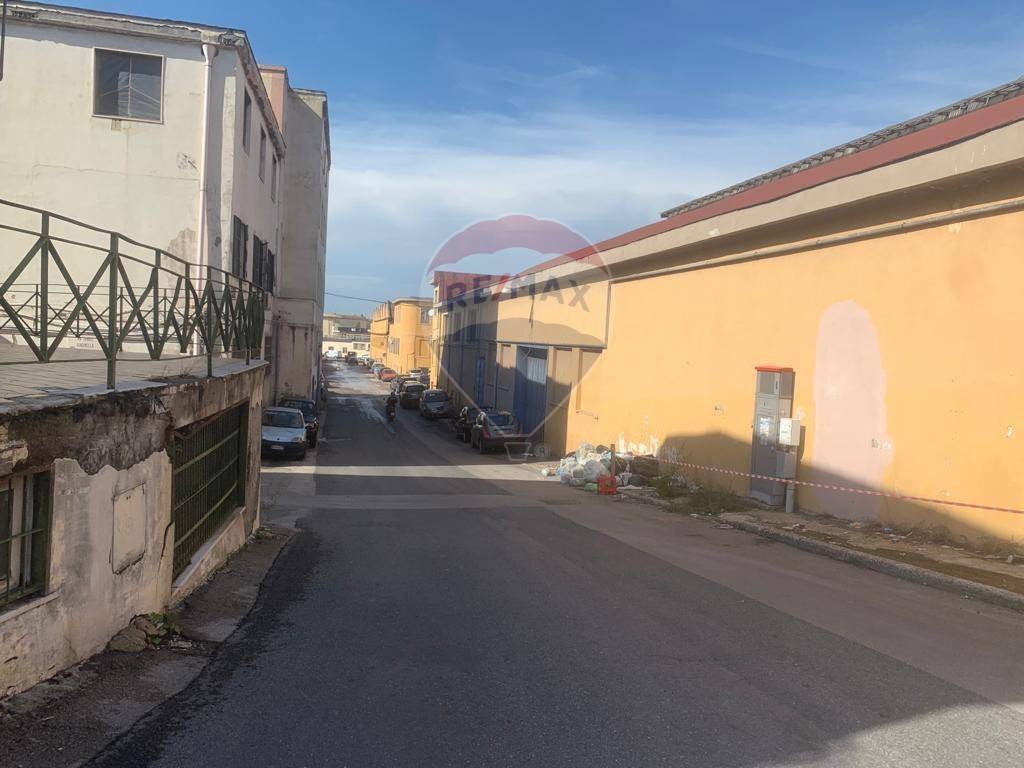 negozio in vendita a Napoli in zona Barra