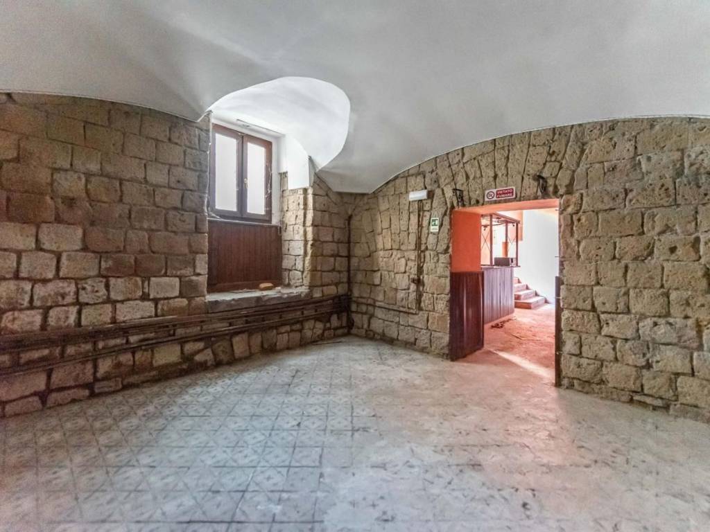 negozio in vendita a Napoli in zona Chiaia