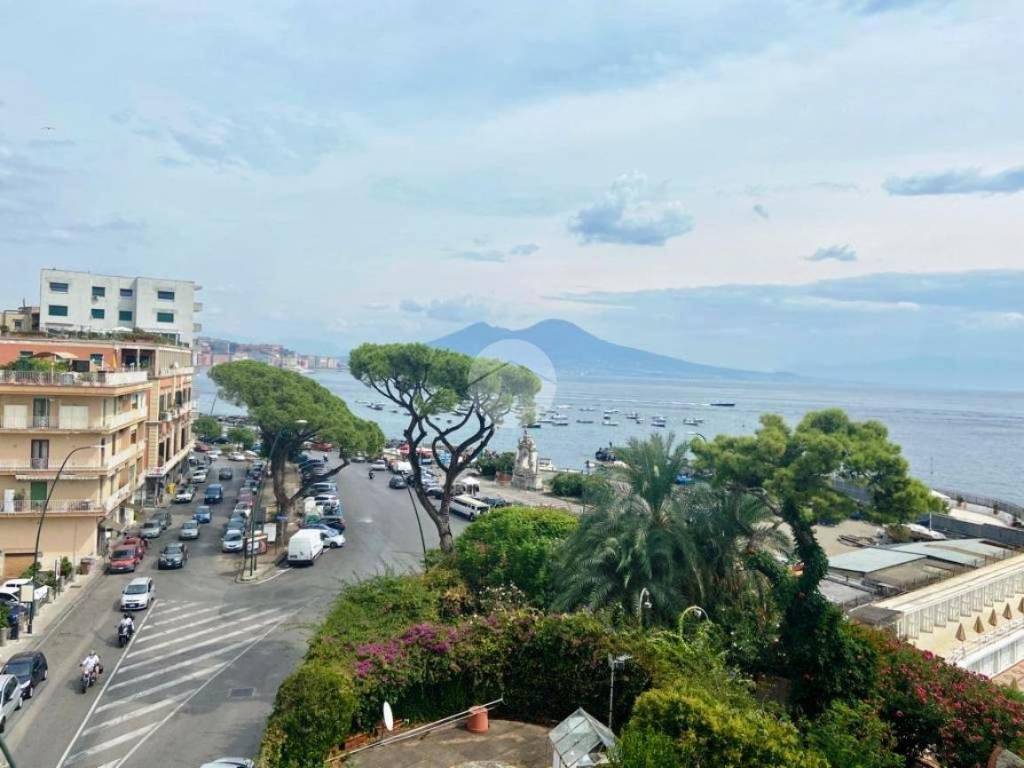 appartamento in vendita a Napoli in zona Chiaia