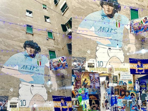 negozio in vendita a Napoli in zona Montecalvario