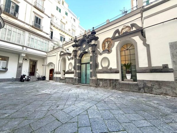 appartamento in vendita a Napoli in zona Chiaia