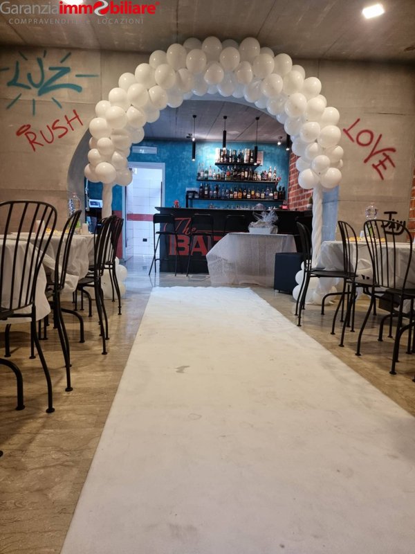 negozio in vendita a Napoli in zona San Carlo all'Arena