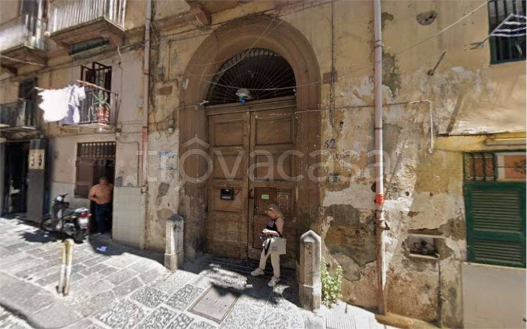 appartamento in vendita a Napoli in zona San Carlo all'Arena