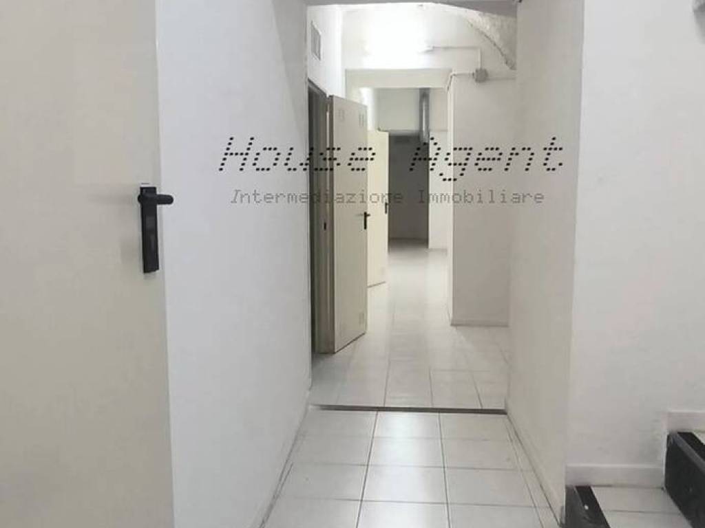 negozio in vendita a Napoli in zona Pendino / San Giuseppe