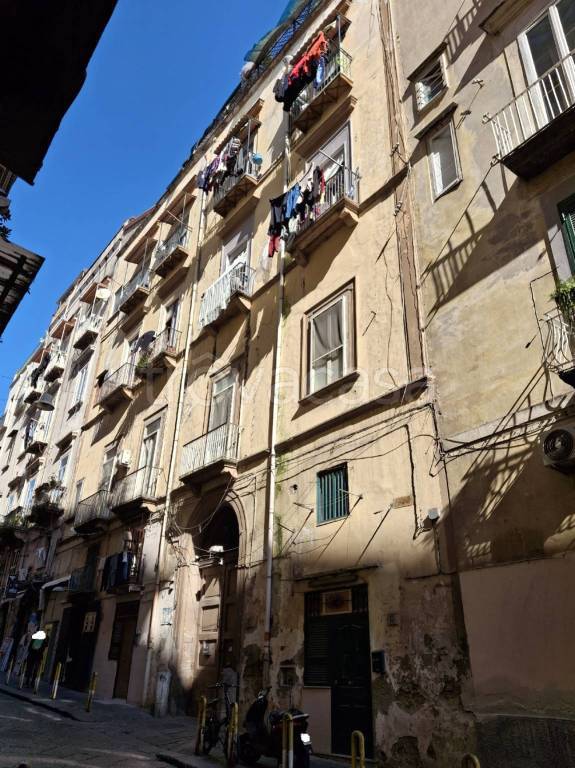 appartamento in vendita a Napoli in zona San Carlo all'Arena