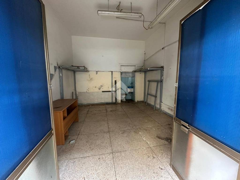 negozio in vendita a Napoli in zona Secondigliano