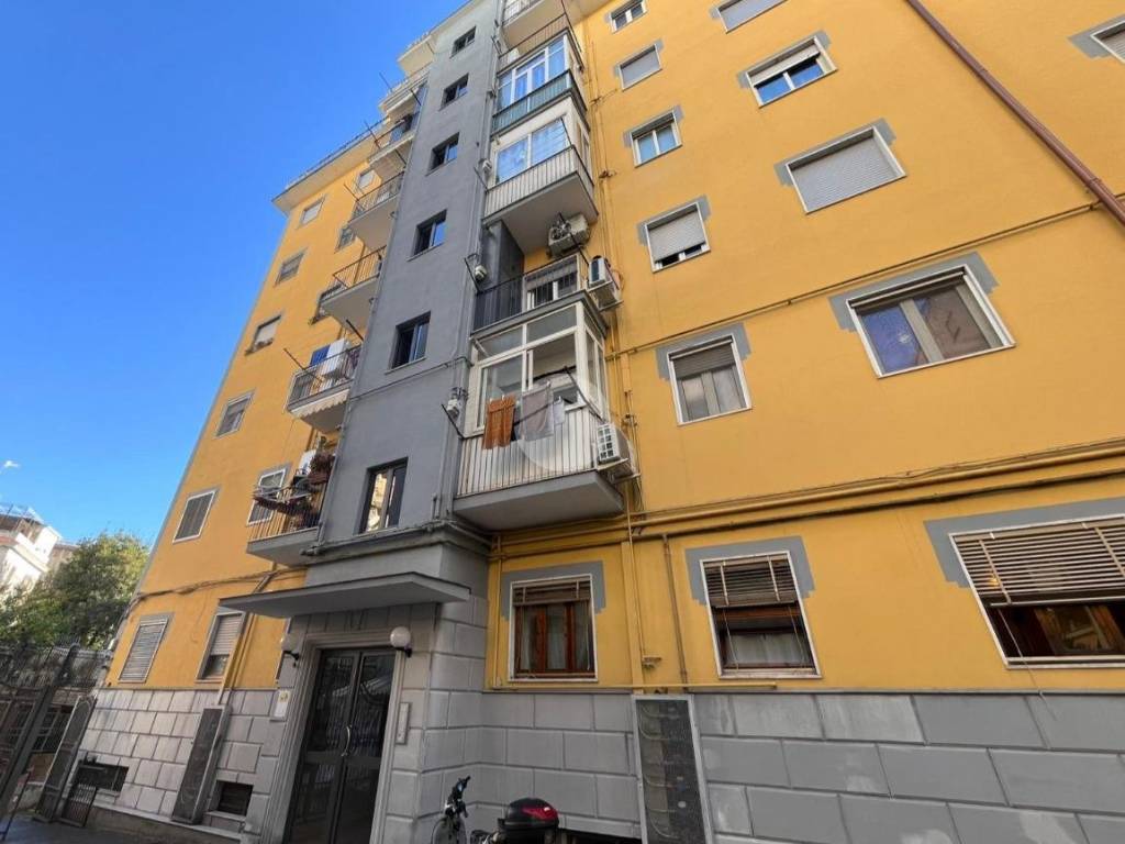 appartamento in vendita a Napoli in zona San Carlo all'Arena