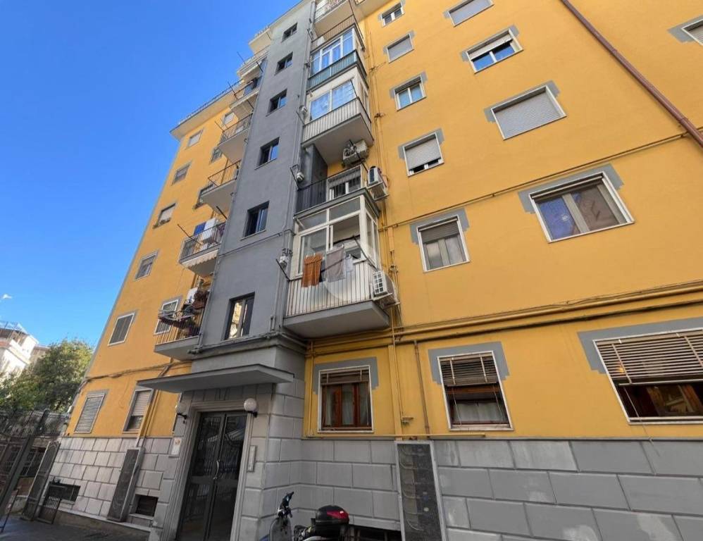 appartamento in vendita a Napoli in zona San Carlo all'Arena