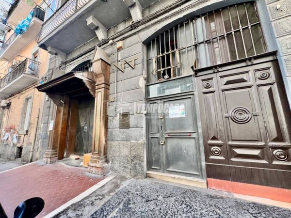 negozio in vendita a Napoli in zona Stella