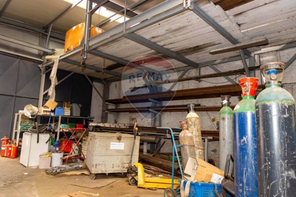 negozio in vendita a Napoli in zona San Giovanni a Teduccio