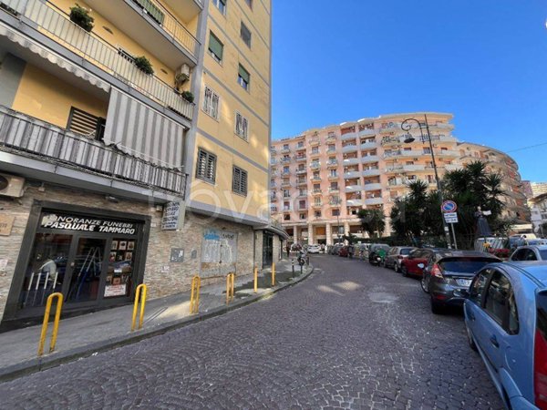 locale commerciale in vendita a Napoli in zona Arenella