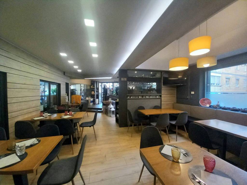 negozio in vendita a Napoli in zona Fuorigrotta