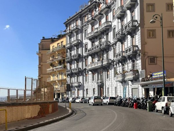 appartamento in vendita a Napoli in zona Chiaia