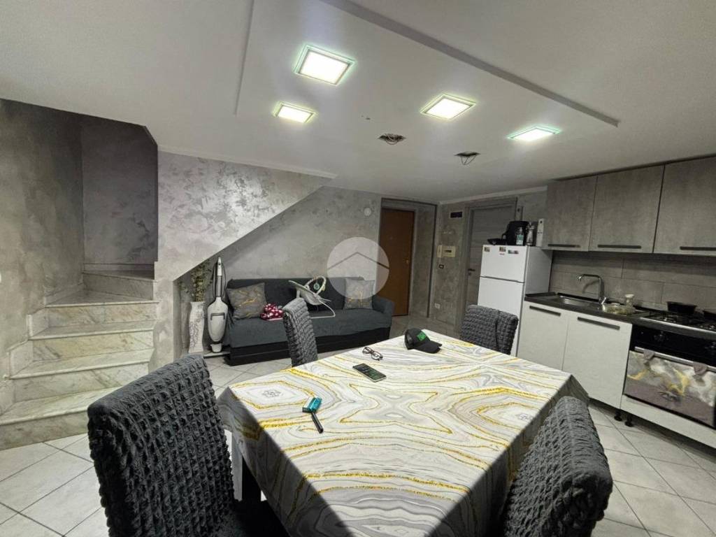 appartamento in vendita a Napoli in zona San Carlo all'Arena