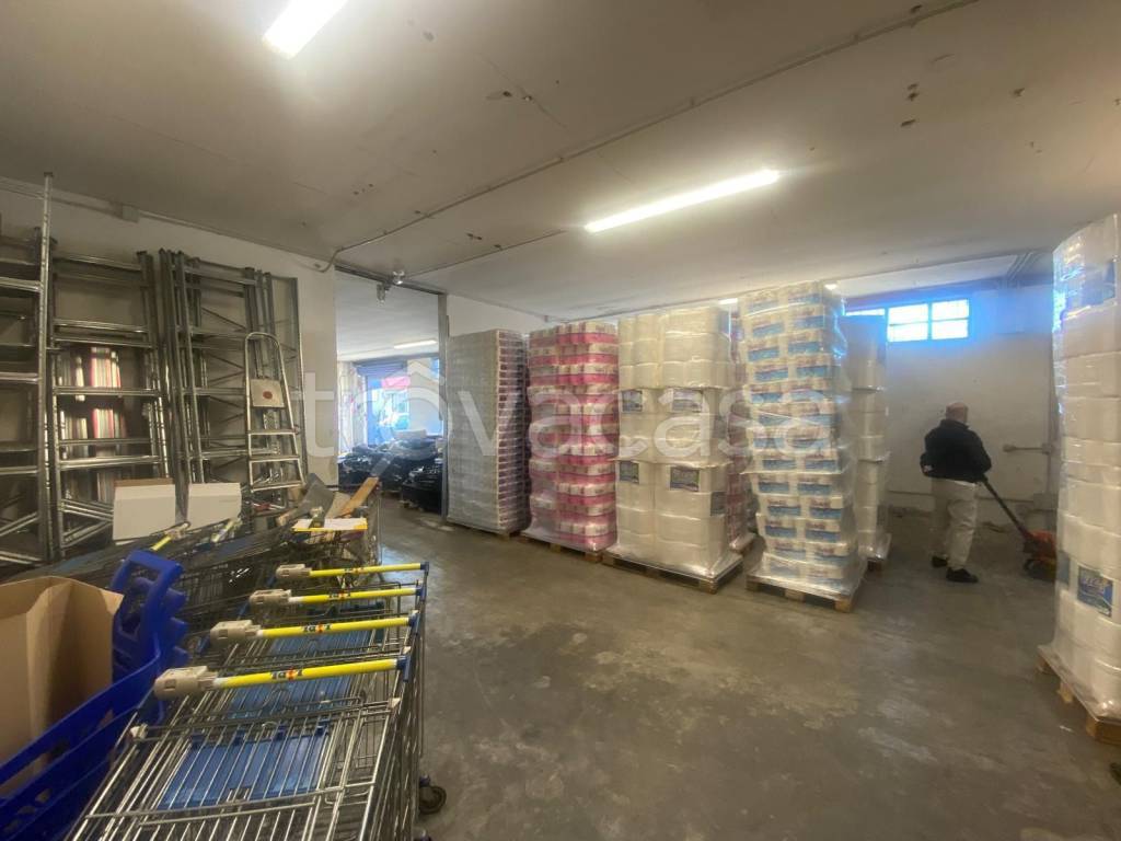 negozio in vendita a Napoli in zona Bagnoli
