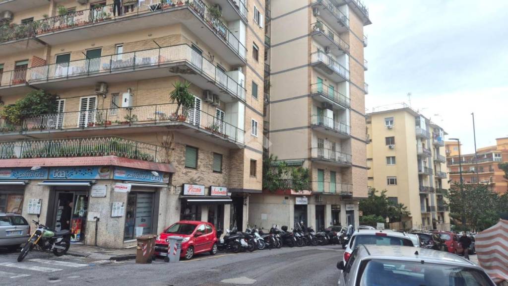 negozio in vendita a Napoli in zona Arenella