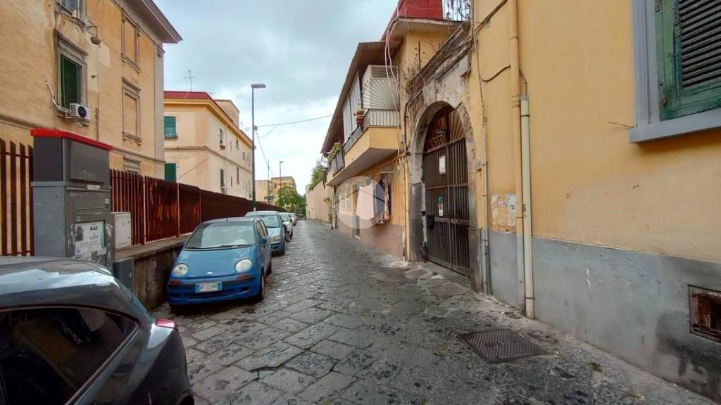 appartamento in vendita a Napoli in zona San Carlo all'Arena