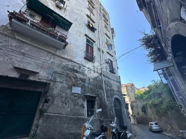 appartamento in vendita a Napoli in zona San Carlo all'Arena