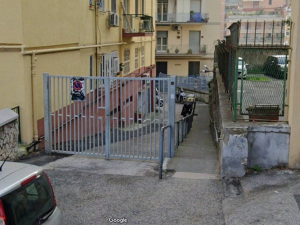 locale commerciale in vendita a Napoli in zona Arenella