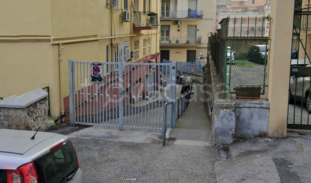 locale commerciale in vendita a Napoli in zona Arenella
