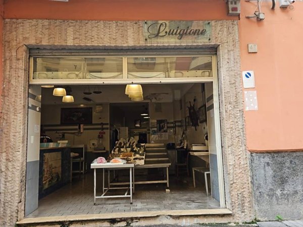 negozio in vendita a Napoli in zona Chiaia