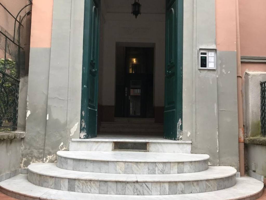 locale commerciale in vendita a Napoli in zona Vomero