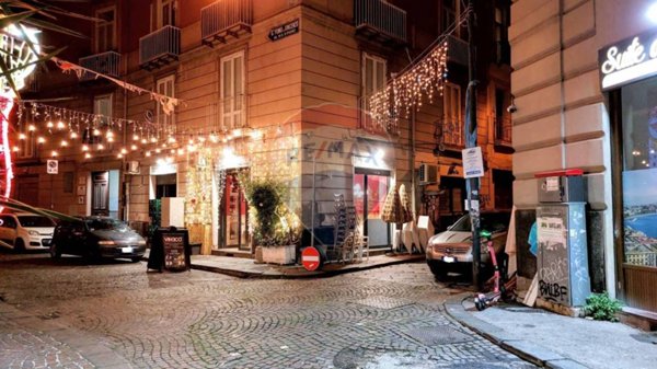 locale commerciale in vendita a Napoli in zona Porto