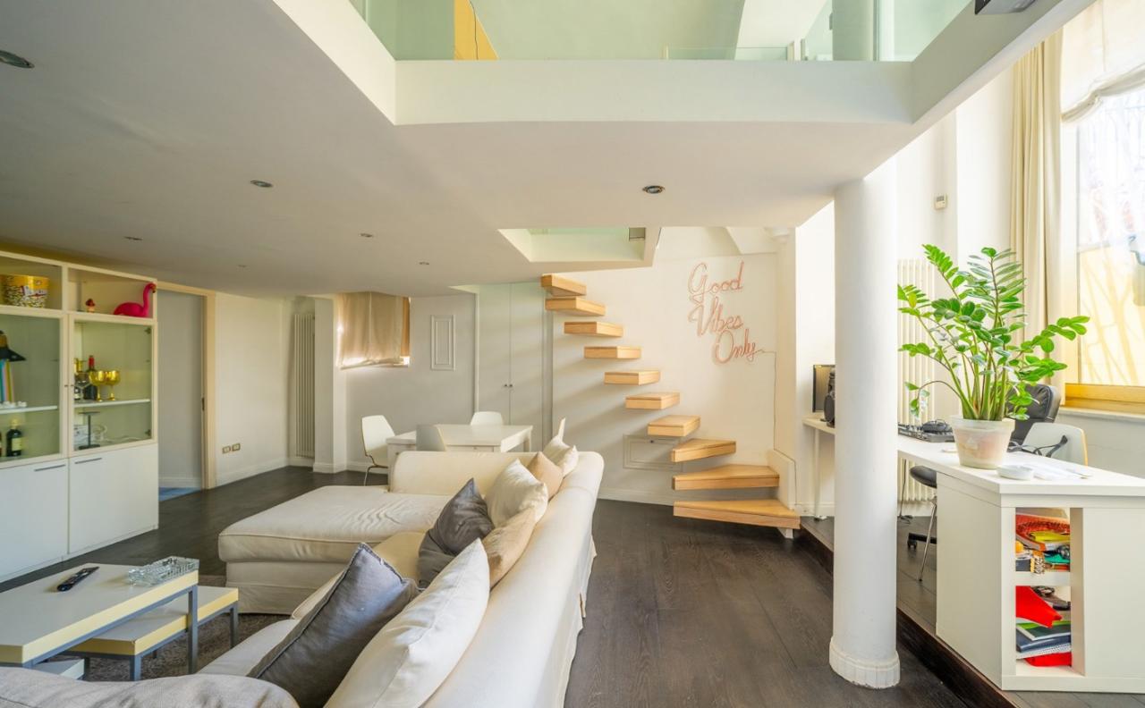 appartamento in vendita a Napoli in zona Chiaia