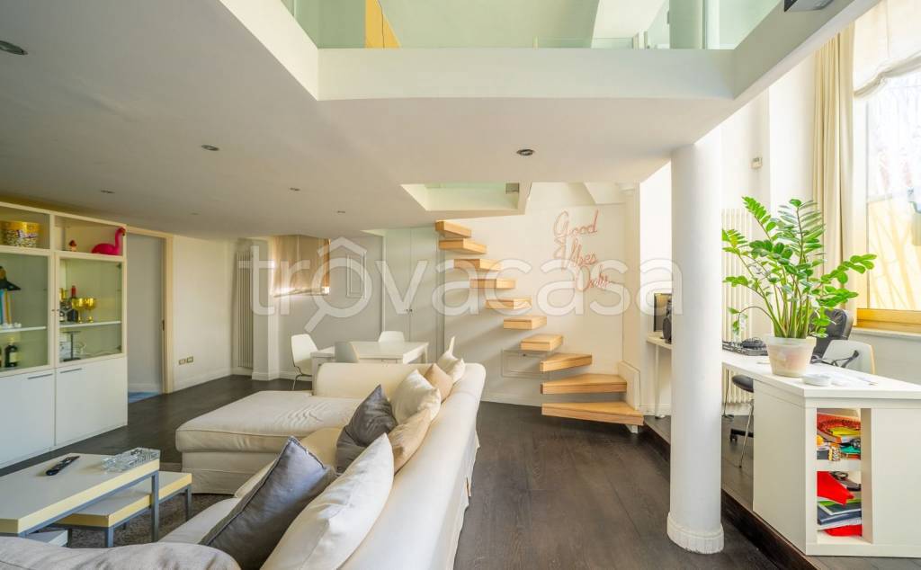 appartamento in vendita a Napoli in zona Chiaia