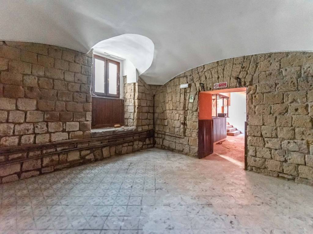 negozio in vendita a Napoli in zona Chiaia