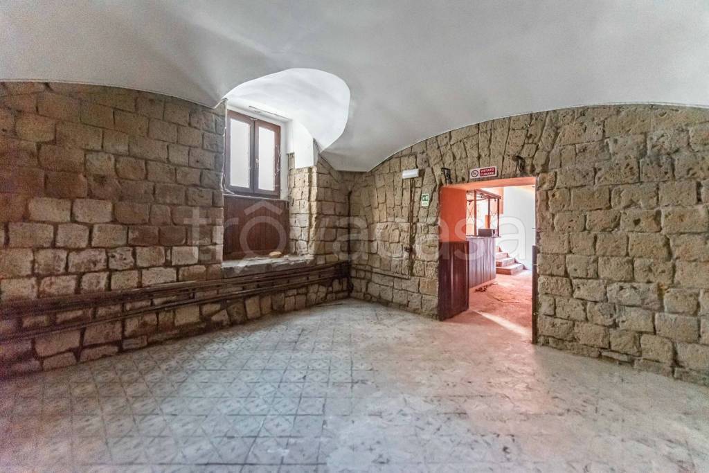 negozio in vendita a Napoli in zona Chiaia