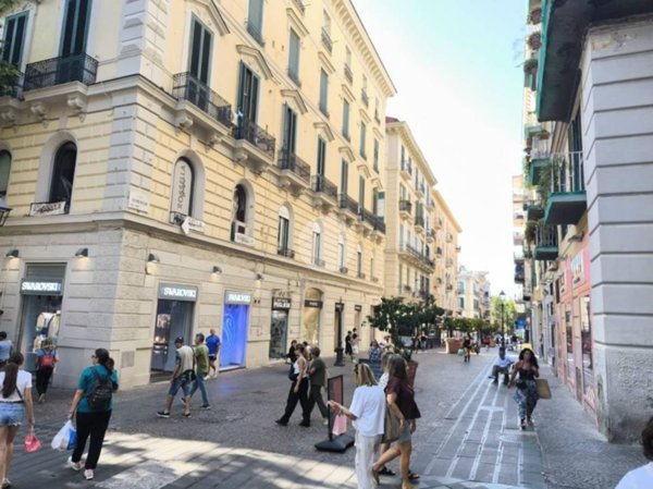 locale commerciale in vendita a Napoli in zona Vomero