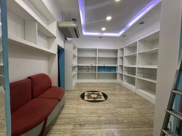 locale commerciale in vendita a Napoli in zona Chiaia