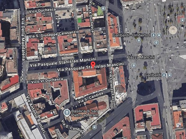 locale commerciale in vendita a Napoli in zona Pendino / San Giuseppe