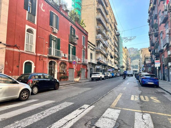 appartamento in vendita a Napoli in zona Chiaia